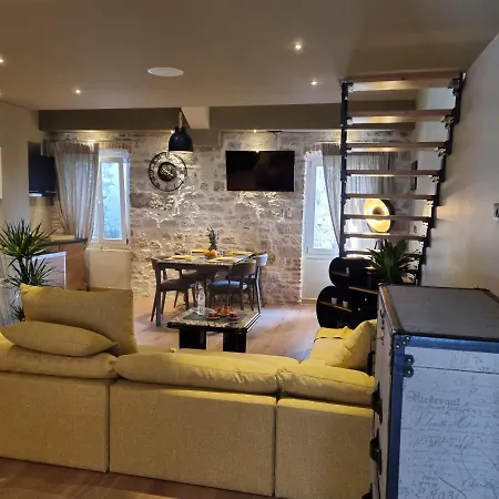ˇdcˇ Modern Near The Church Daire Rovinj